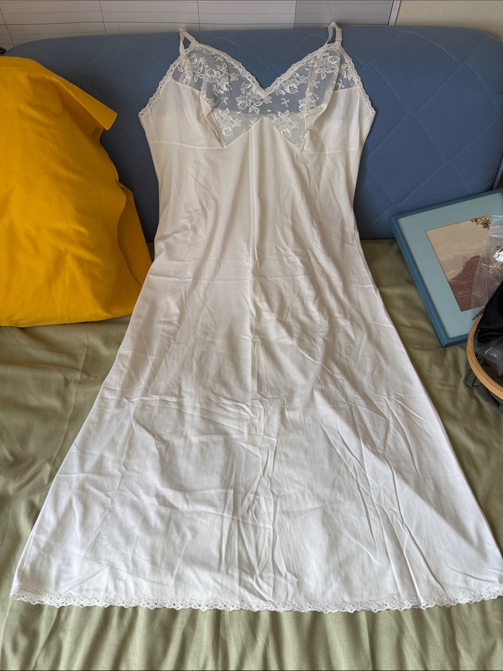 Vanity fair nylon White Lace Trim Slip vintage s/m sz 34